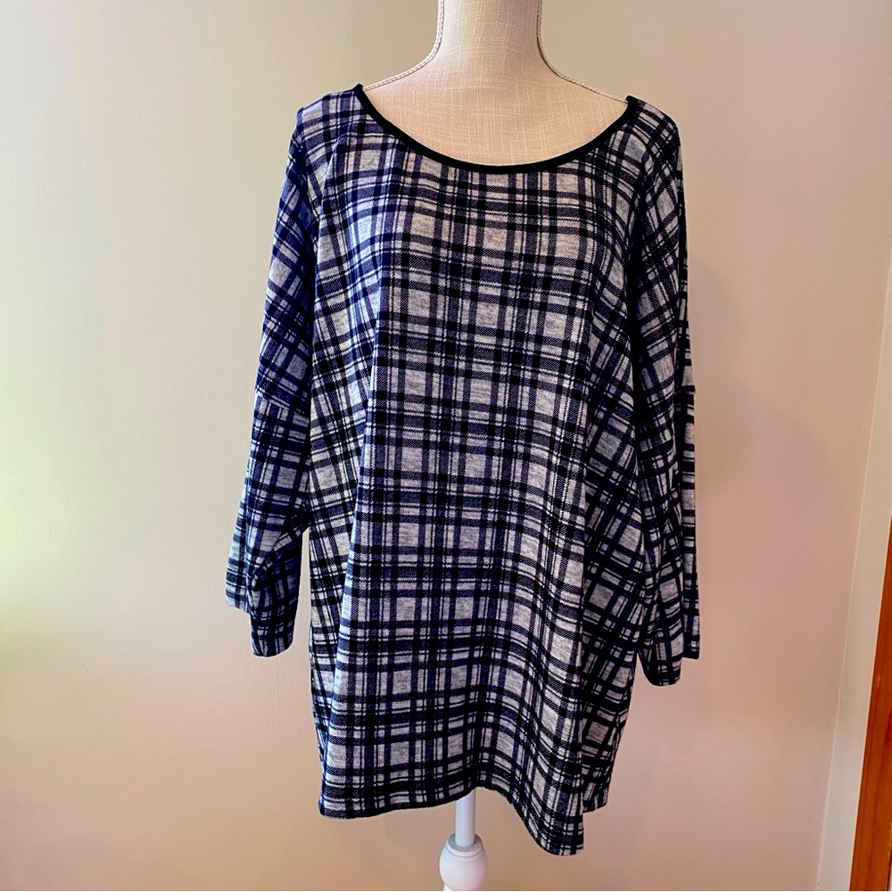 Black and white checked 1/4 sleeve scoop neck
